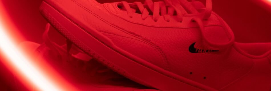 Zapatilla con neones rojos