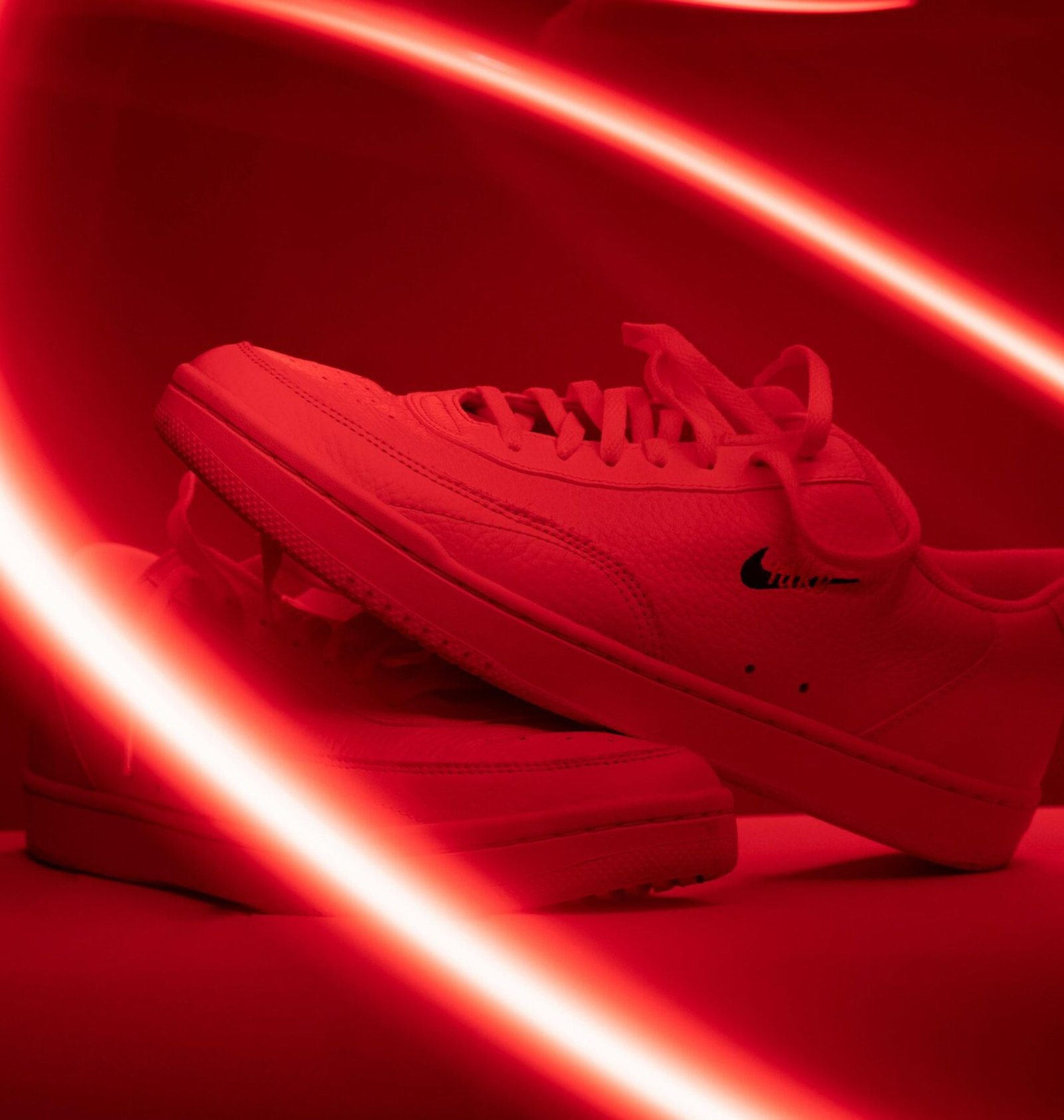 Zapatilla con neones rojos